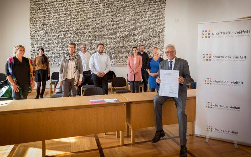 Die Mitglieder des Arbeit Teams von Chancengleichheit und Vielfalt, sowie Oberbürgermeister Gunter Czisch. Herr Czisch zeigt die unterzeichnete Charta der Vielfalt Urkunde