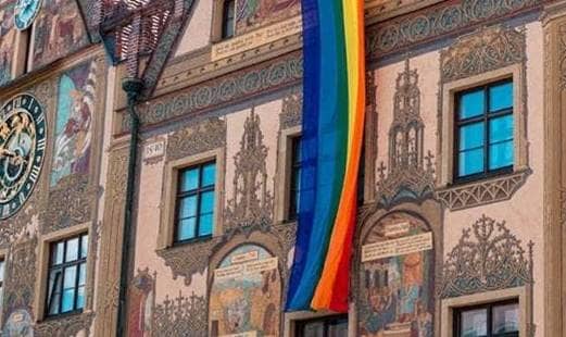 Rathaus Regenbogenflagge Himmel