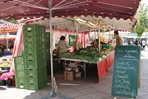 Obst- und Gemüsestand auf dem Wochenmarkt